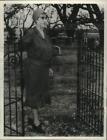 1964 Press Photo Mrs. Oriole Bailey at cemetery in Stonewall, Texas. - mjc29656