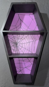 Halloween Gothic Sarg Regal Schwarz Lila Haushaltswaren Tischdeko Spinnennetz - Bild 1 von 2