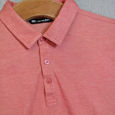 Polo de golf Travis Mathew para hombre de rendimiento medio rojo coral tejido elástico texturizado Foto 1 de 4