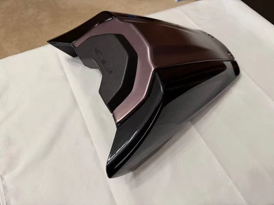 Cubierta de asiento trasero para pasajero Honda CB1000R 18-23 STOCK OEM 77410-MKJ-D100 Foto 1 de 4