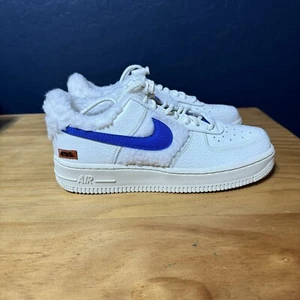 Nike Air Force 1 '07 Sherpa Pile Sail Racer Blu Donna DO6680 100 Taglia 7 - Foto 1 di 8