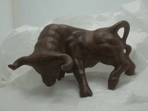 1960's LARGE CERAMIC CHARGING BULL FIGURINE PAINTED IN WOOD PATTERN - Picture 1 of 7