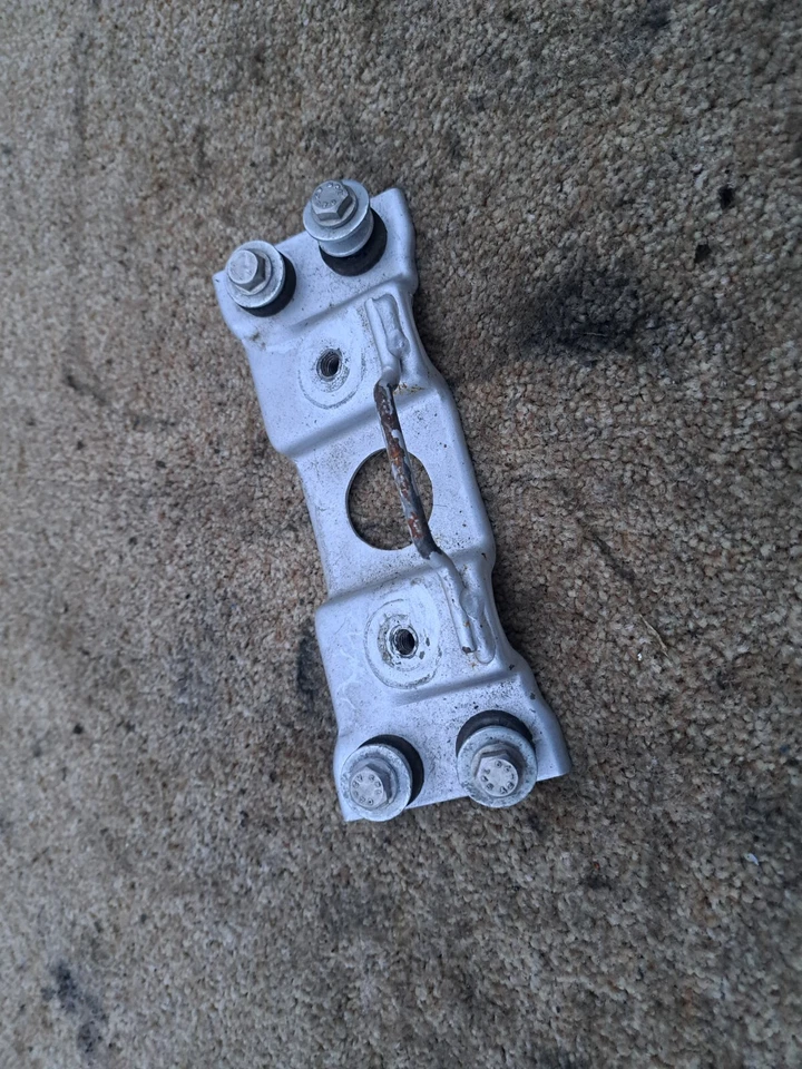 2000 SUZUKI BANDIT 600 GSF GSF600 СИДЕНЬЕ СЕДЛО ЗАЩЕЛКИВАЮЩЕЕСЯ КРЕПЛЕНИЕ КРОНШТЕЙН В СБОРЕ - Изображение 1 из 4