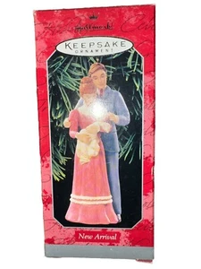 1998 PUNZE ANDENKEN PORZELLAN DATIERT ORNAMENT "NEU EINGETROFFEN" NOS QX6306 - Bild 1 von 1