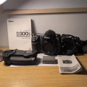 NIKON D300S 12.3MP DIGITAL SLR CAMERA BODY ONLY + Accs. 5013 shutter count - Picture 1 of 5