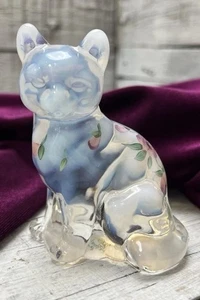 De colección Fenton Blanco Vidrio Opalescente Sentado Gatito Gato Flores Firmado Usado en Excelente Condición 🌷 - Imagen 1 de 16