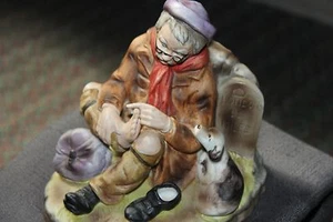Collectible Lefton Porcelain /Ceramic  Figurine Older Man Picking Toes With  Dog - Picture 1 of 12