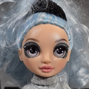 Muñeca Rainbow High Gabriella Icely con traje muñeca de moda - Imagen 1 de 12