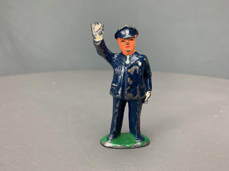 O Gauge Barclay Diecast Lead Figure - Policeman Directing Traffic F0009 TW - Image 1 of 4