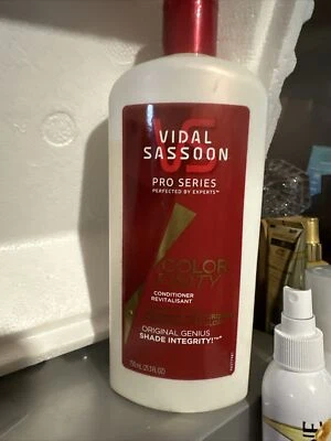 Vidal Sassoon VS Pro Series Color Finity Protecting Conditioner Moisturizers - Image 1 of 4