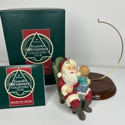 Adorno Hallmark Secretos de Navidad para Santa Niño en regazo con soporte de colección 1991 Foto 1 de 4