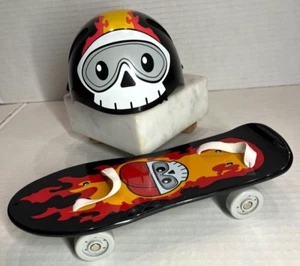 Build A Bear schwarzes Skateboard und passender Helm mit roter Flamme und Totenkopfbild - Bild 1 von 10