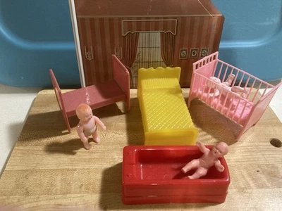 Lot of 7pc Vtg MPC, Plasco, Superior Dollhouse furniture beds, tub & babies - Image 1 of 4