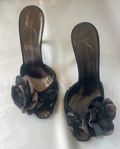 Tacones Giuseppe Zanotti de gamuza negros con lentejuelas y flores ~ Talla 37/7 usado en excelente estado - Imagen 1 de 10