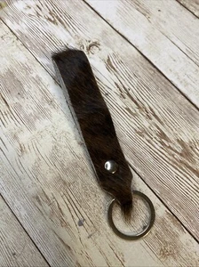 Rustikaler Vollnarbenleder Schlüsselanhänger Handschlaufe braun Fell auf handgefertigtem Schlüsselhalter - Bild 1 von 4