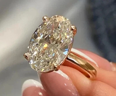 Anillo de boda solitario de diamantes cultivados en laboratorio de corte ovalado de 5,20 quilates enchapado en oro amarillo de 14 k Foto 1 de 4