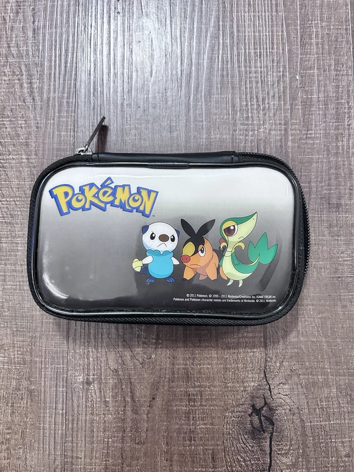 Estuche de viaje Pokèmon blanco y negro suave con cremallera Nintendo DS 2011 Oshawott Snivy Tepig Foto 1 de 3