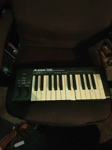 Alesis Q25 usb midi keyboard Controller For Parts - Picture 1 of 6