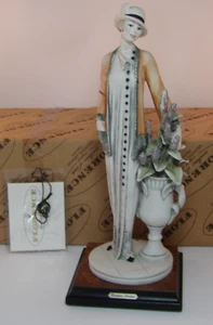 Statuina Capodimonte Giuseppe Armani giovane donna con vaso di fiori anni 90 ottime condizioni - Foto 1 di 11