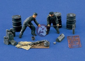 Verlinden 1/48 Luftwaffe Ground Crew / Gun Cleaning w/Acc. WWII (2 Figures) 1367 - Picture 1 of 1