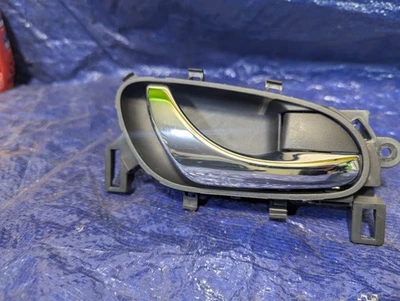 Manija interior de la puerta del pasajero derecho delantero o trasero derecho Nissan Rogue 2014-2020 OEM Foto 1 de 4