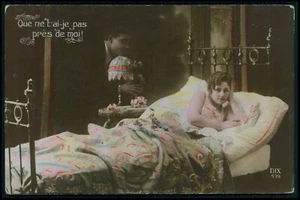Francés desnudo pareja amor mujer arriesgada en cama original vieja foto postal años 1910 - Imagen 1 de 2