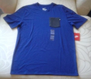 MAGLIETTA NIKE UOMO BLU NUOVA CON ETICHETTE FINITURA PREMIUM MAGLIA TASCA TAGLIA M 871772 455 - Foto 1 di 5