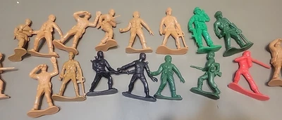 Nice mixed lot Greenbrier International Inc  4 inch Plastic Army Men Soldiers - Image 1 of 4