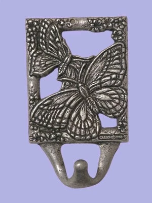 Gancho de Pared Mariposa Vintage Metal Carson Decorativo 3" x 5" Floral Estaño Dije Foto 1 de 4