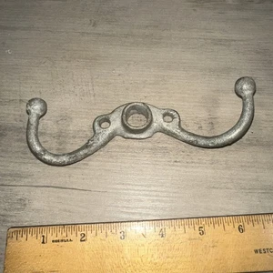 Gancio appendiabiti/albero sala in ghisa vintage/antico 2 punte. Per cappello, cappotto, accappatoio - Foto 1 di 5