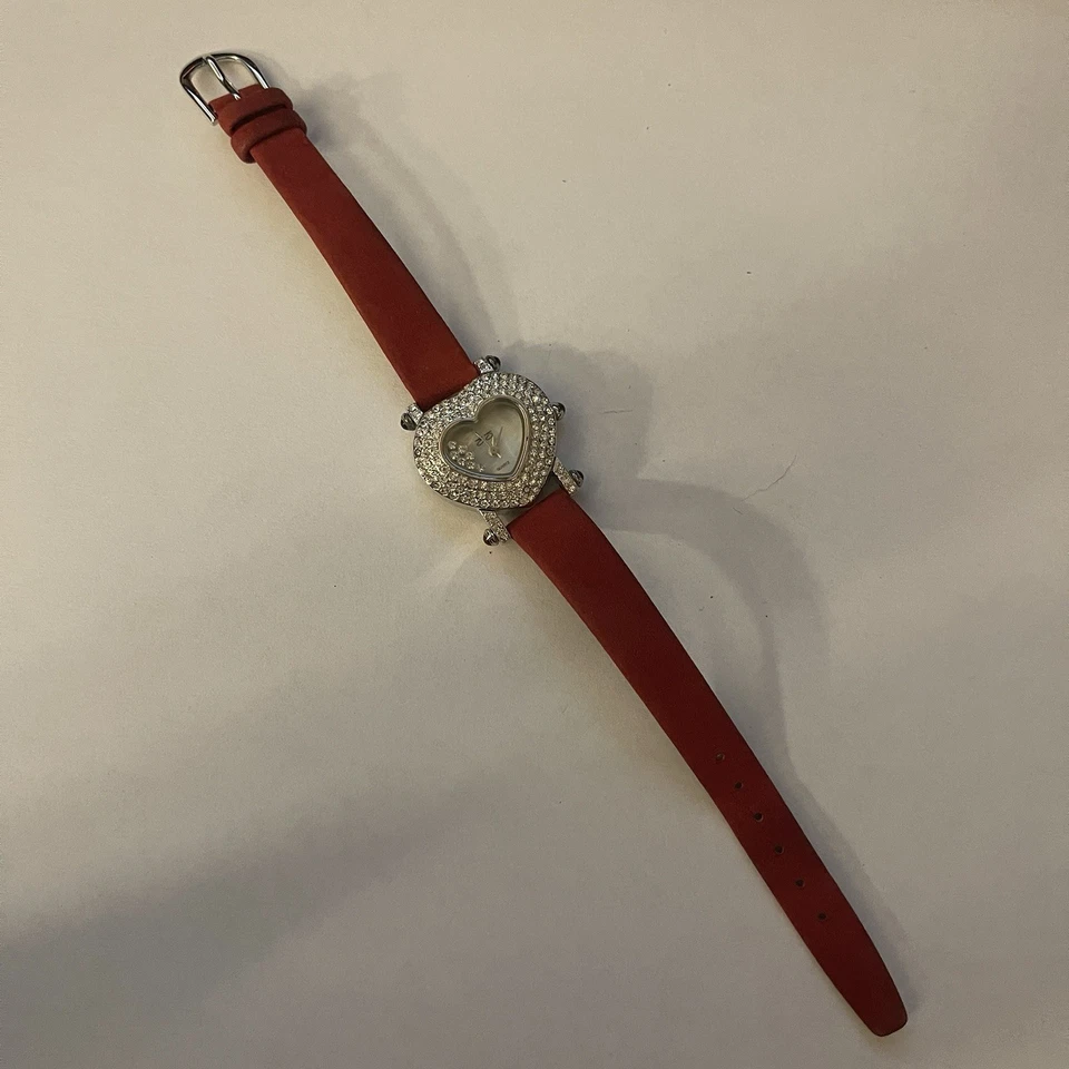 Reloj Suzanne Somers para mujer tono plateado esfera corazón cristal rojo estrás pavé Foto 1 de 1