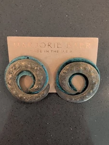 Vintage MB SF Marjorie Baer Geometric Swirl Pierced Earrings NOS Q93 - Afbeelding 1 van 5