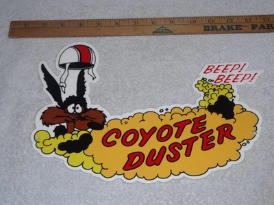 ВИНТАЖНЫЙ МЕТАЛЛИЧЕСКИЙ ЗНАК PLYMOUTH ROAD RUNNER COYOTE DUSTER 12 ДЮЙМОВ БЕНЗИН И МАСЛО WILE E. - Изображение 1 из 4