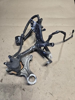 Оригинальный кронштейн суппорта заднего тормоза 2007-12 Honda CBR600RR NISIN 43150-MFJ-D01 #129 - Изображение 1 из 4