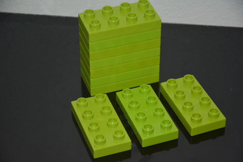 LEGO® DUPLO - 10 x 8er Noppen Steine 2 x 4 Noppen - flache dünne Steine HELLGRÜN - Bild 1 von 1