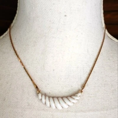 Collar Gatsby Firmado Avon 1981 Plástico Blanco Tono Dorado Declaración Moda De Colección Foto 1 de 4