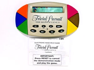 Trivial Pursuit The Best of Genius elektronisches Handheld-Spiel mit Anleitung - Bild 1 von 10