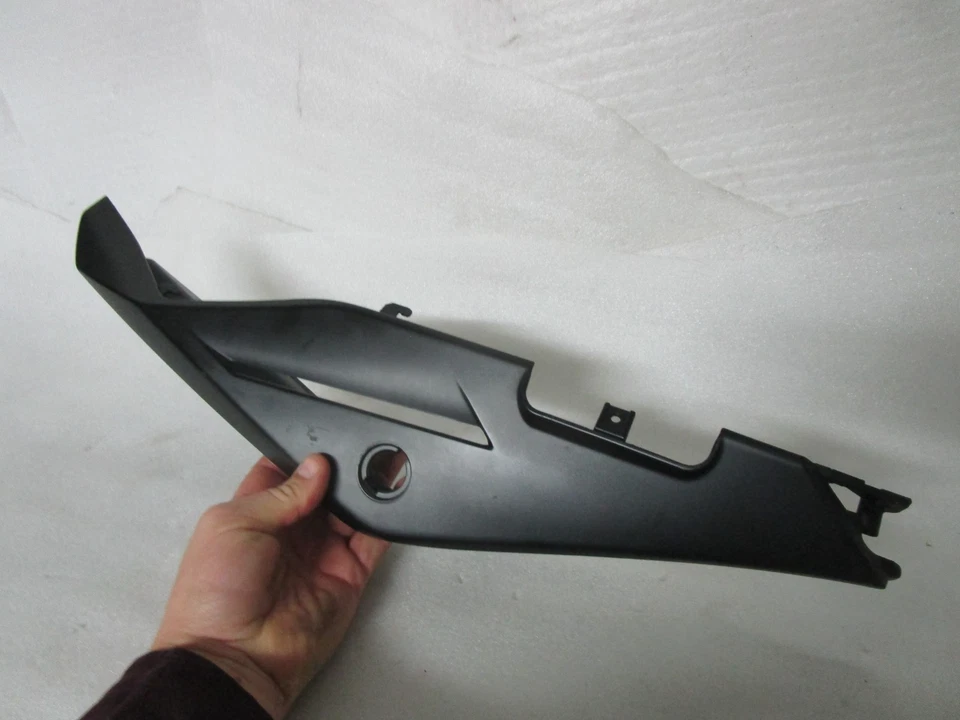 Panel lateral carenado trasero izquierdo Aprilia V4 1100 RR Tuono 1100 Foto 1 de 4