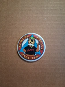 Vintage 1988 DARE Droga Abuso Resistenza Programma Educazione Yogi Bear Pinback - Foto 1 di 2