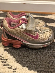 Tenis deportivas NIKE SHOX rosa y plateado gris moda niñas niños pequeños 6 👗#s2m15 - Imagen 1 de 6