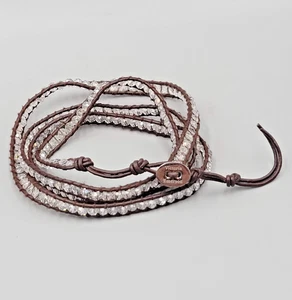 Pulsera envolvente de cuentas transparentes facetadas con cordón de cuero marrón  - Imagen 1 de 5