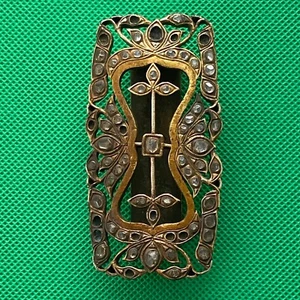 Antica fibbia corte reale giavanese XIX secolo diamanti grezzi argento oro rame - Foto 1 di 5