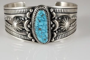 Brazalete Derrick Gordon Navajo de plata esterlina palmeado Kingman turquesa    - Imagen 1 de 11