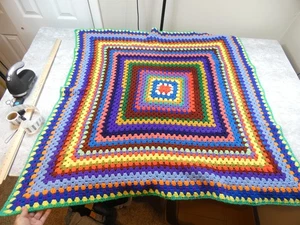 Divano Boho Vintage Granny Square Afgano 44X44 Colori Caldi Luminosi Getto Accogliente - Foto 1 di 9