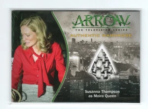 Tarjeta de disfraz de armario Arrow temporada 1 2015 M14 Susanna Thompson como Moira Queen - Imagen 1 de 4