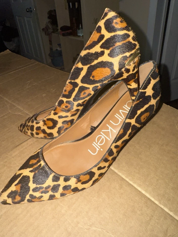 Zapatos de salón Calvin Klein con estampado de leopardo 9M pelo de pantorrilla superior negro bronceado punta carrera Foto 1 de 4