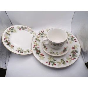 Holly Berry Stoneware Dinnerware Set Christmas Holiday Plates 4 sets of 5 piece - Picture 1 of 4