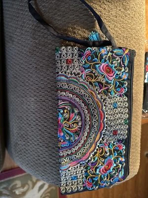 Женский черный с синей, розовой и белой вышивкой длинный бумажник/браслет - Изображение 1 из 4