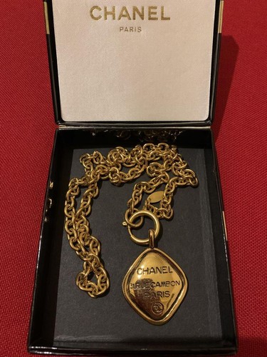 Collana con ciondolo CHANEL vintage logo rombo accessori moda donna