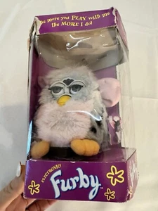 Furby 1998 grau & rosa Schneeleopard Modell 70-800 Tiger Electronic funktioniert BOX/ETIKETT - Bild 1 von 18